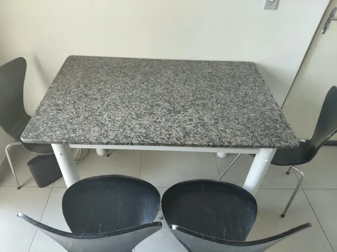 Mesa com 04 cadeiras