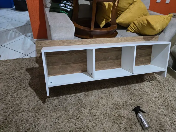 Nicho suspenso com cabideiro