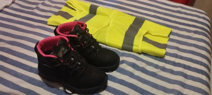"Proteção e Conforto: Bota de Segurança e Colete de Alta Qualidade para Seu Trabalho!"