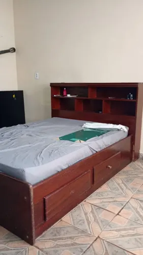 Cama de casal em madeira de lei.