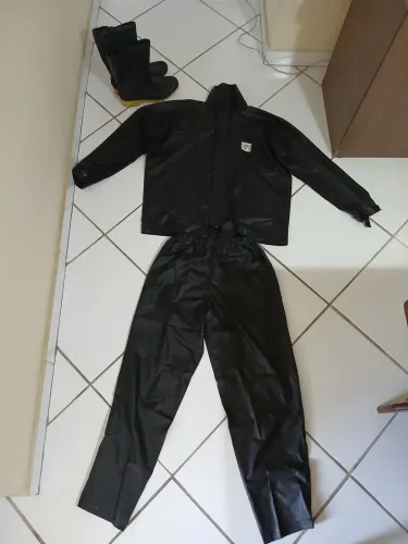 Conjunto capa de chuva e bota 