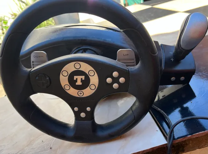 Combo volante de videogame com pedais 