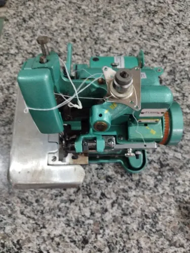 Estou vendo um máquina overloque semi nova com 6 meses de uso 