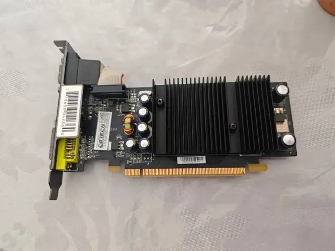 Placa de Vídeo Antiga GeForce 7300 LE 256MB PCI-E (VGA / DVI / S-Video)