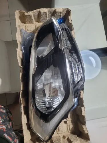 Farol direito de Kia Soul, semi novo, com apenas um arranhão