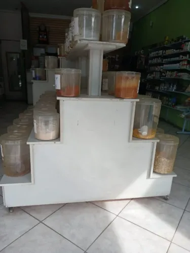 Balcões de madeira...1 c/4 gavetas e 1 c/ 4 portas