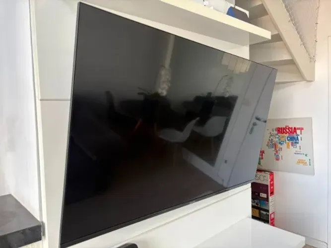 TV 50" Smart LED - Menos de 30 dias de uso - Com trinca na tela no canto superior
