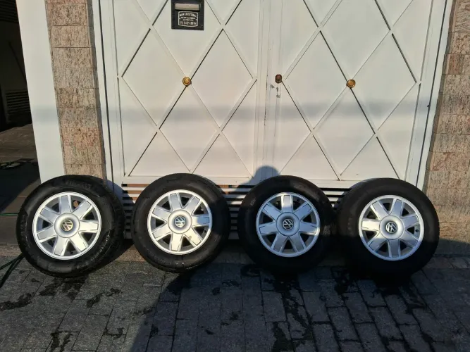 Jogo de rodas com pneus pirelli aro 14 original Volkswagen