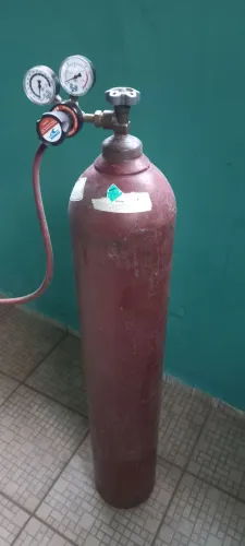 Vende se uma garrafa de argonio grande 