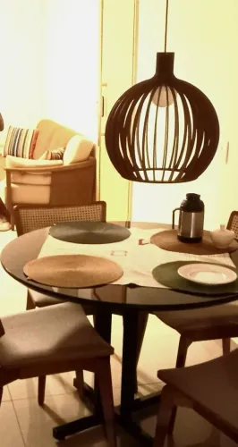 Mesa ee jantar redonda, madeira maciça, tampo vidro laqueado preto