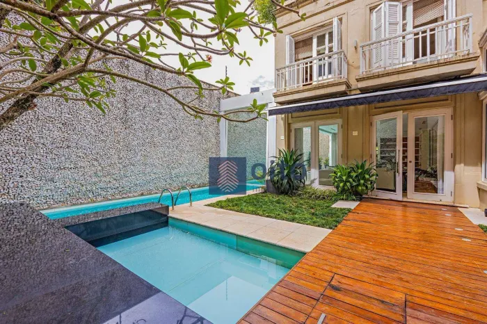 Casa de condomínio reformada, localizada no melhor do Jardim Guedala, próxima ao Clube Pai