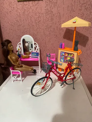 Vendo boneca e móveis para casa da Barbie 