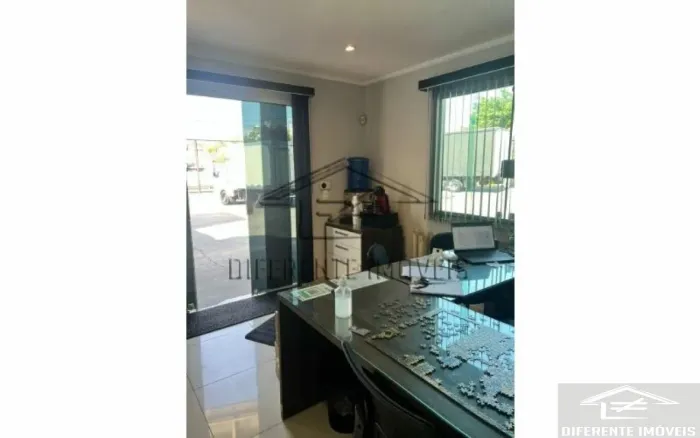 EXCELENTE GALPÃO COBERTO 500 M² COM 2 ESCRITÓRIOS E 3 BANHEIROS