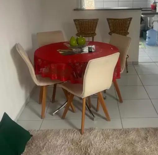 Mesa de vidro com 4 cadeiras