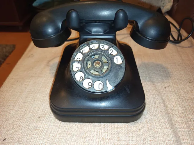 Telefone de disco antigo, preto fosco de baquelite 