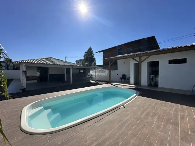 Casa com piscina disponível para locação no bairro Itacolomi, em Balneário Piçarras/SC. (C