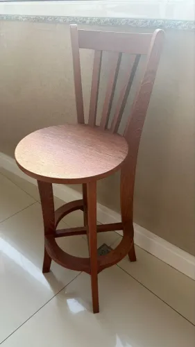 Banquetas para balcão de madeira maciça bem trabalhada