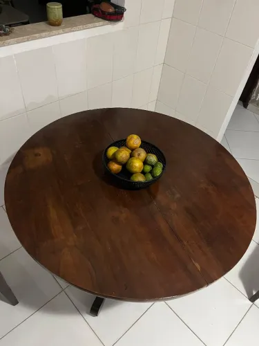 Vendo mesa colonial com 4 cadeiras acolchoadas