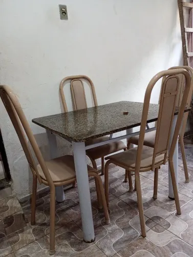 Vendo mesa com 4 cadeira tampo de marmore