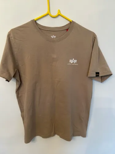 Camiseta Alpha Industries Original - Tamanho M (Básica / Marrom claro