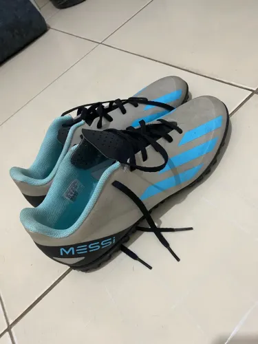 Chuteira society Messi tamanho 42