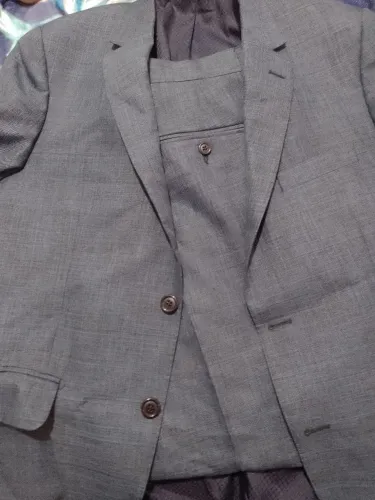 Terno Garbo semi novo verde acinzentado número 48 com camisa social e gravata. 
