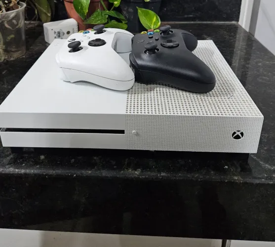 Xbox one S 500GB + 2 manetes originais