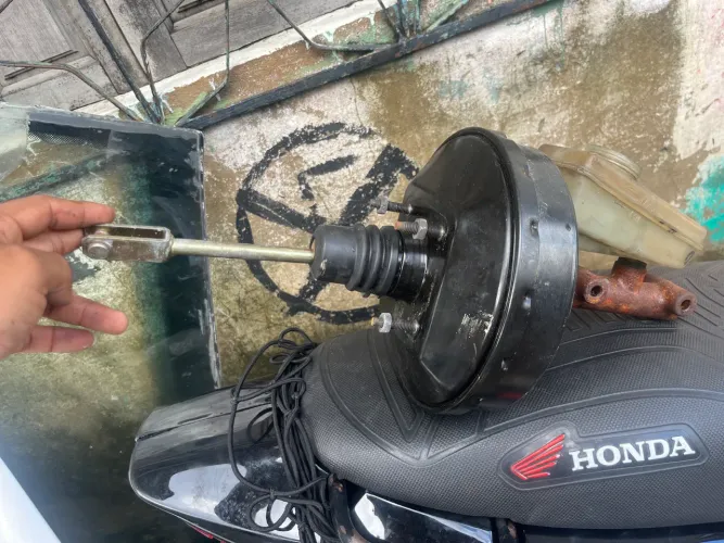 Hidro vácuo do freio com a bomba