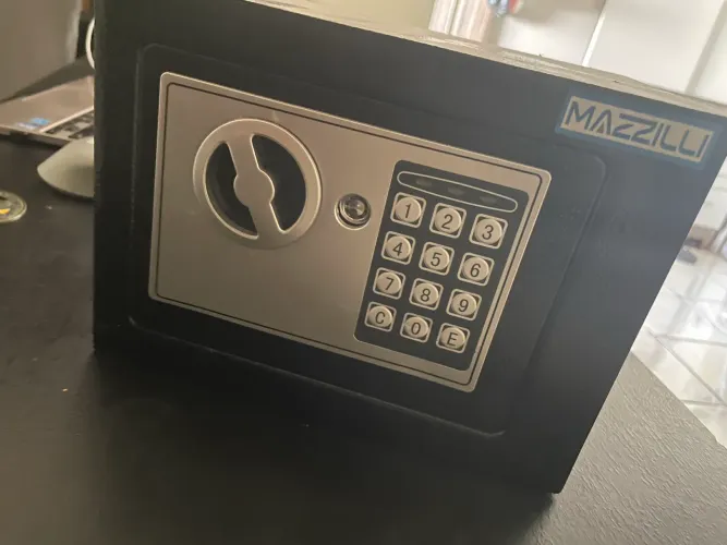 Cofre de metal com senha eletrônica 
