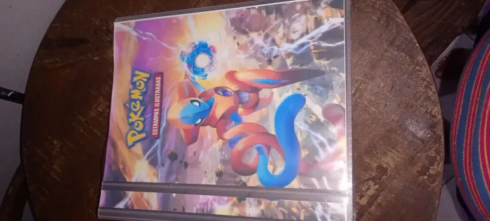 Fichário pokémon com cartas raras