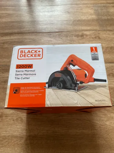 Serra mármore Black Decker 220V 1200W de potência.