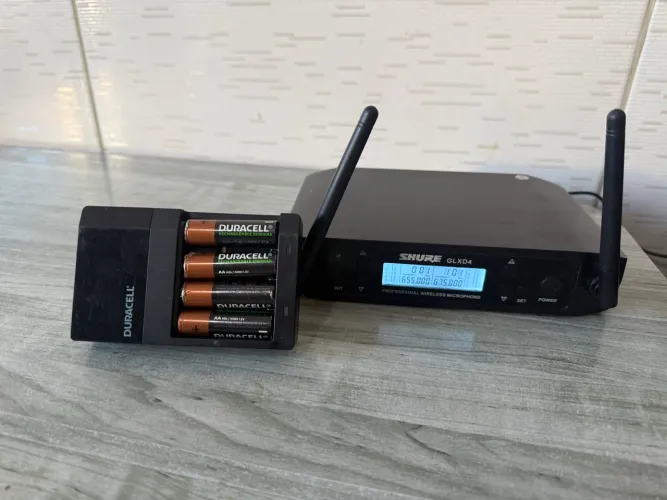 Microfone sem fio com pilhas