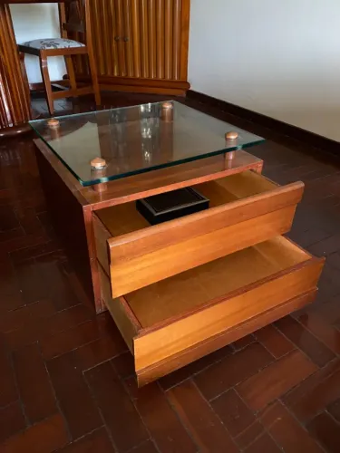 Mesa com vidro de madeira 0,55 x 0,50 x 0,40 cm (2 gavetas)