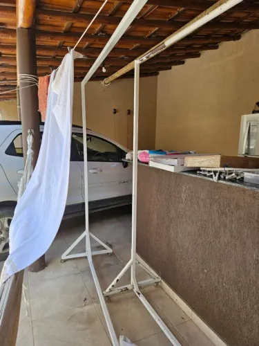 Uma Arara de Ferro Para Roupas 