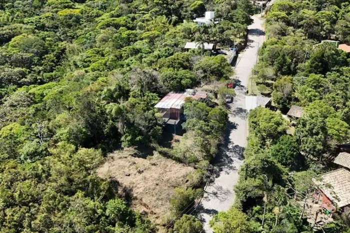 Casa à venda com 2 quartos, 100 m² de aréa útil e 964 m² de terreno por R$ 680.000,00 na C