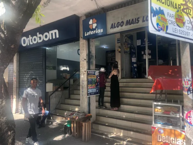 Aluga-se loja frente de rua com vitrine.