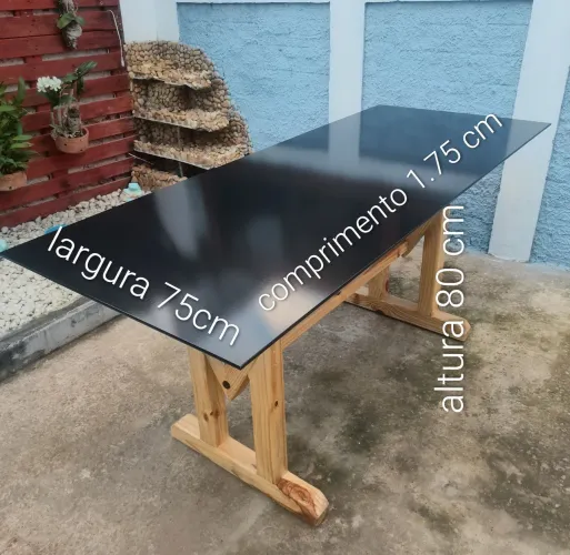 Mesa com pé de madeira maciça com tampo de vidro adesivado preto 