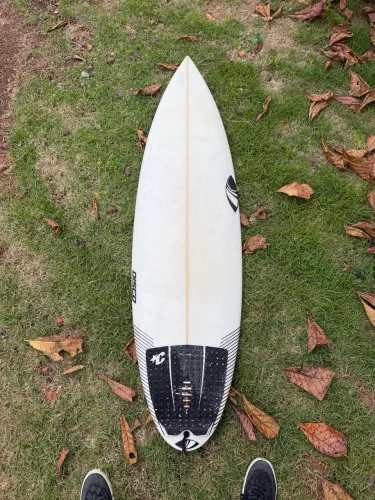 Vendo prancha de surf Sharpeye com deck Creatures 