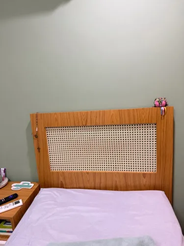 Cama de solteiro em madeira com cabeceira de palhinha
