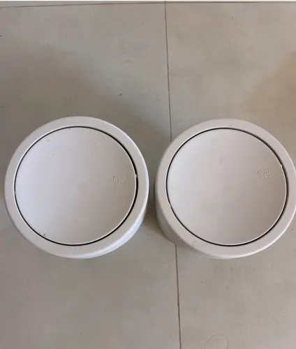 Duas lixeiras cinzas para banheiro ou cozinha