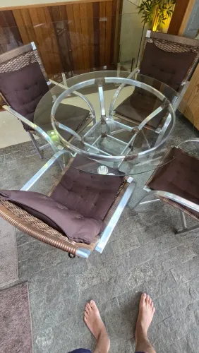 Mesa e cadeira de fibra sintética