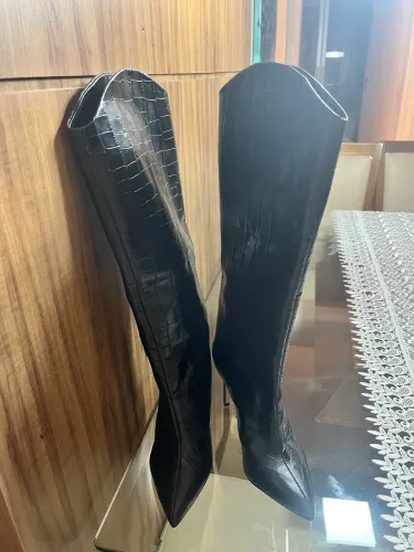 Bota cano longo Schütz nº 35 nunca foi usada 