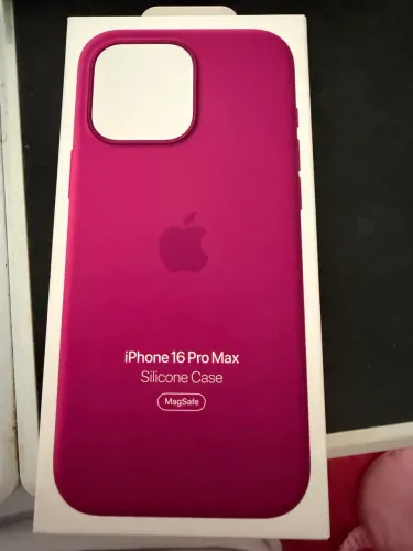 capa de silicone oficial da Apple para o iPhone 16 Pro Max na cor fúcsia