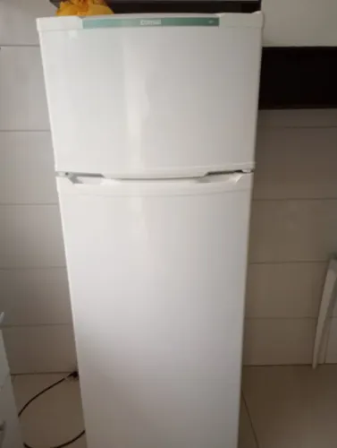 Vendo geladeira Consul 2 portas em bom estado de conservação e funcionando perfeitamente.