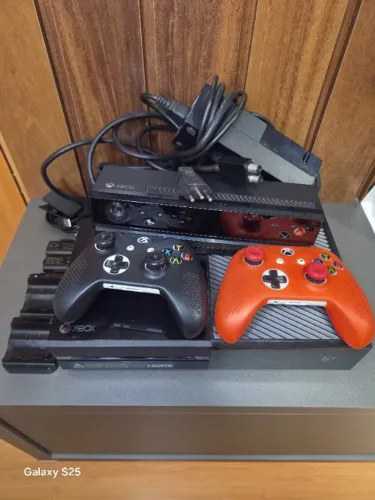 Xbox One Fat 512GB + Kinect + 2 Controles + 11 Jogos