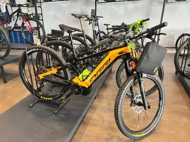 E-bike Oggi Razzo T130 tam L seminova 2 meses de uso, 400km