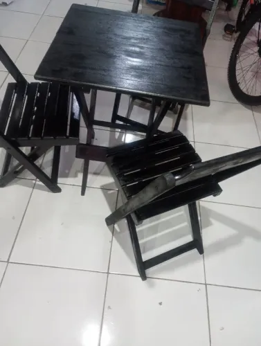 Mesa de madeira com três cadeiras