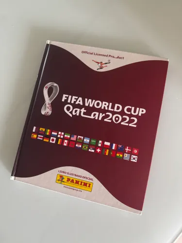 Álbum de figurinhas da copa 2022 completo, com as legendas coladas