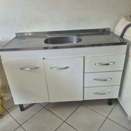 Móvel com pia de inox