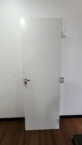 Porta c/ dobradiças e maçaneta 210cm x 70cm